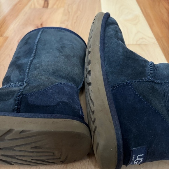 UGG Classic Short Sheepskin Shearling Boot in Two Toned Eve Blue - Picture 12 of 16